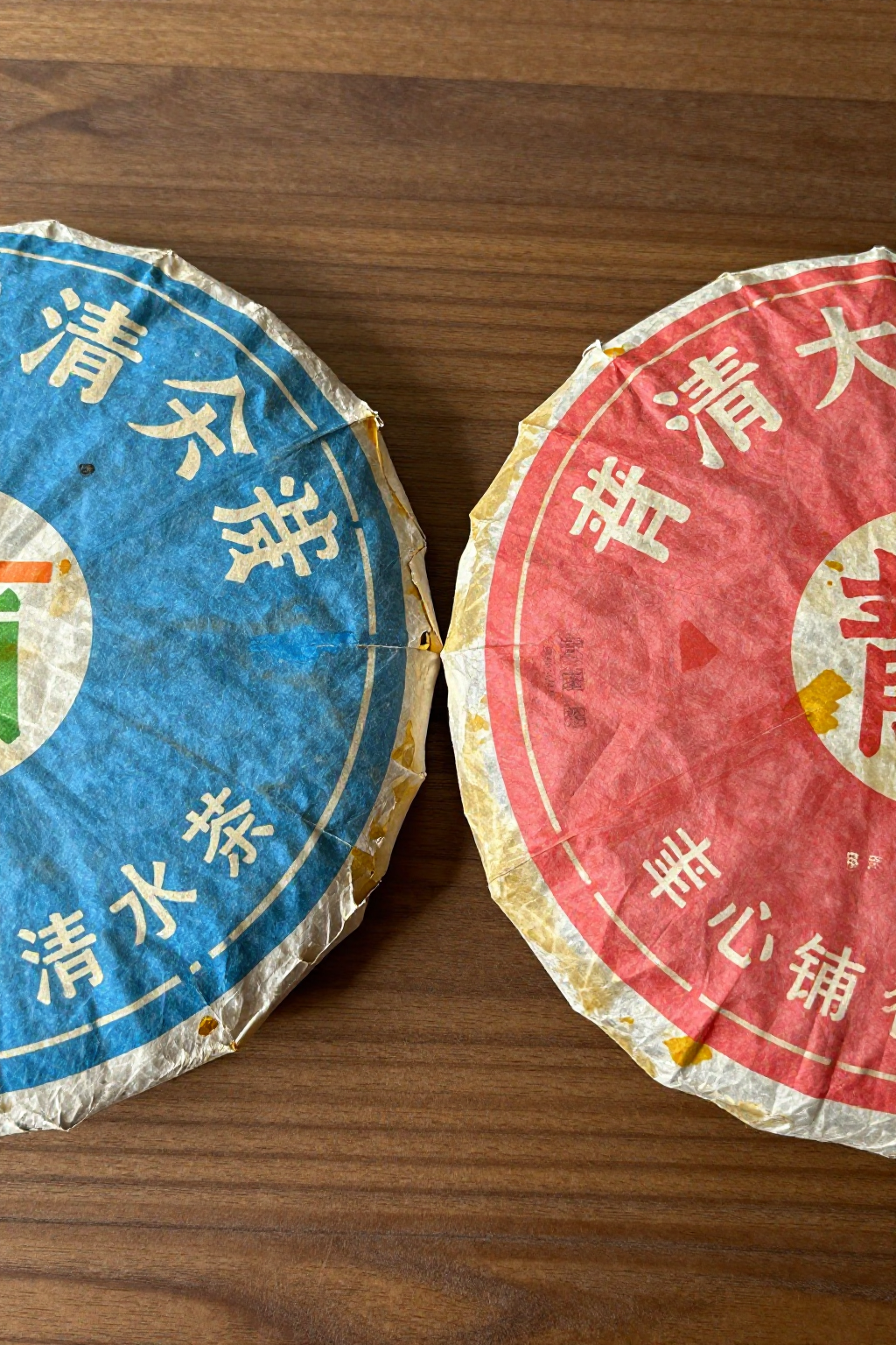 两只90年代老茶饼特写蓝印+红印